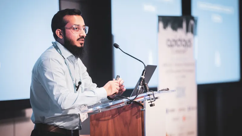 Sohaib Tariq speaking to the audience at apidays London 2024